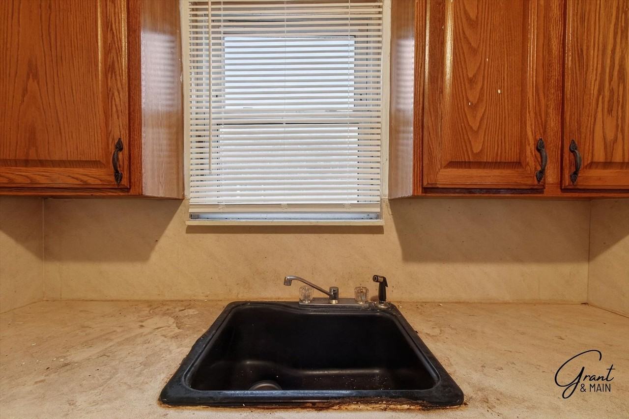 11716 Burt Rd - Photo 6 of 12