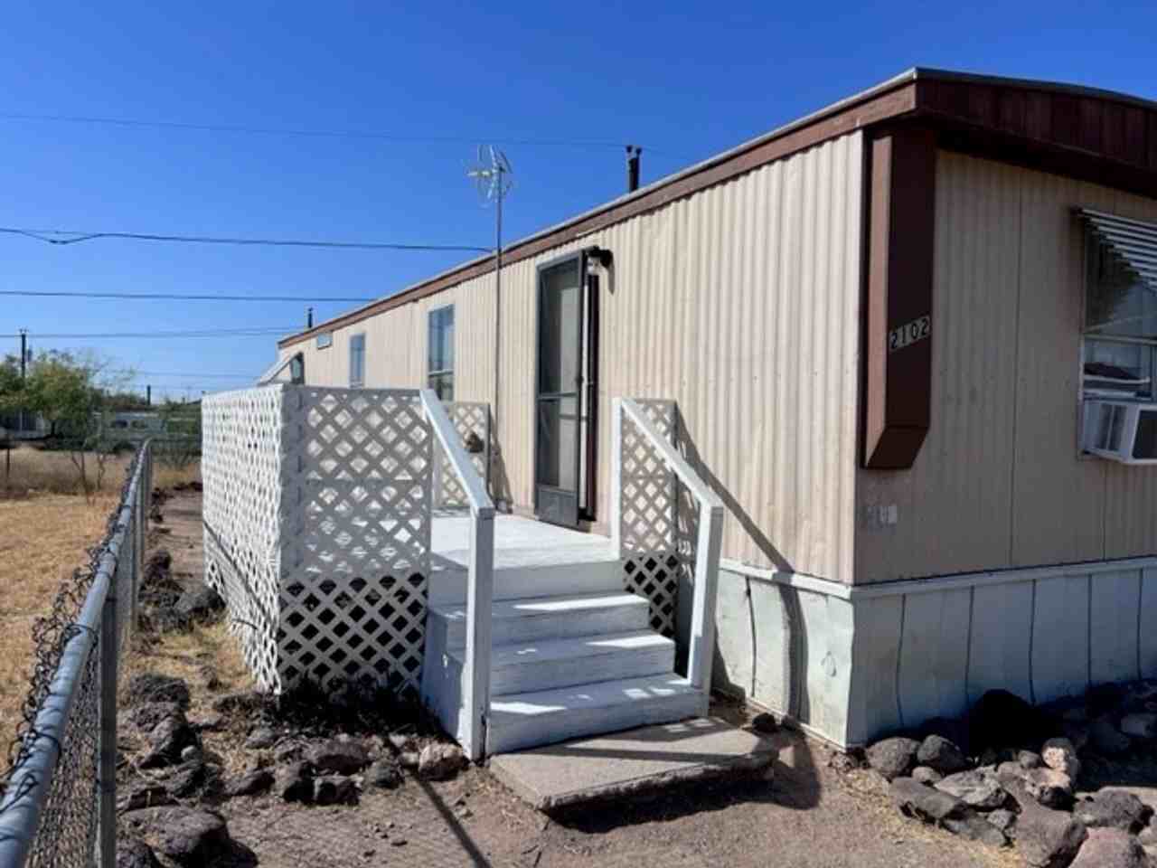 2102 Hermosa Dr - Photo 2 of 23