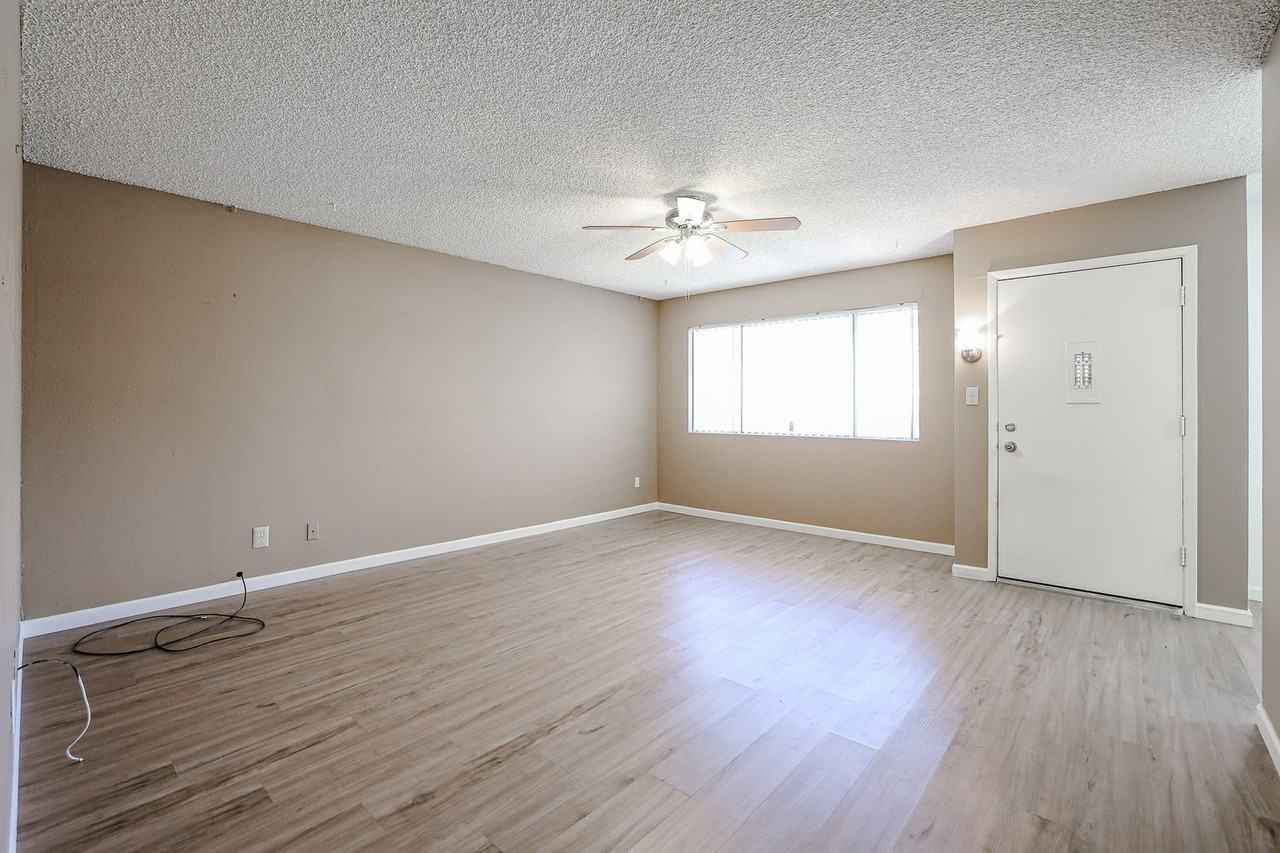 10302 N 95th Dr - Photo 3 of 13