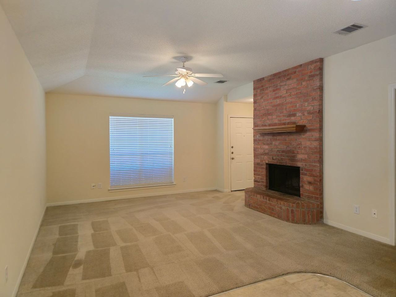 913 Vanessa Dr - Photo 3 of 14