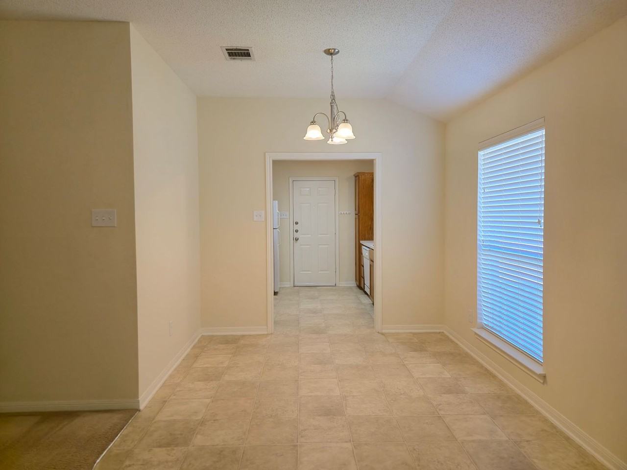 913 Vanessa Dr - Photo 4 of 14