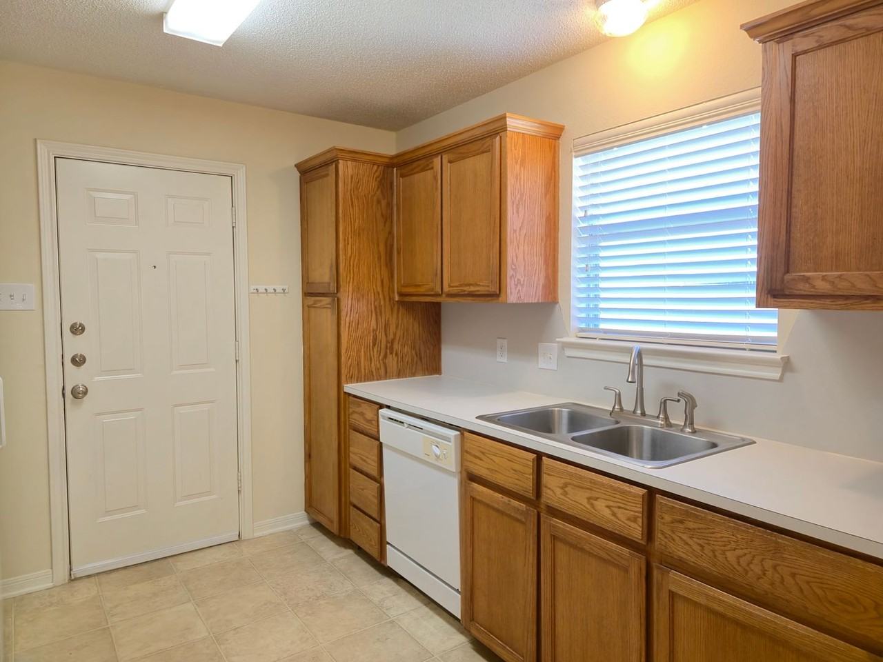 913 Vanessa Dr - Photo 6 of 14