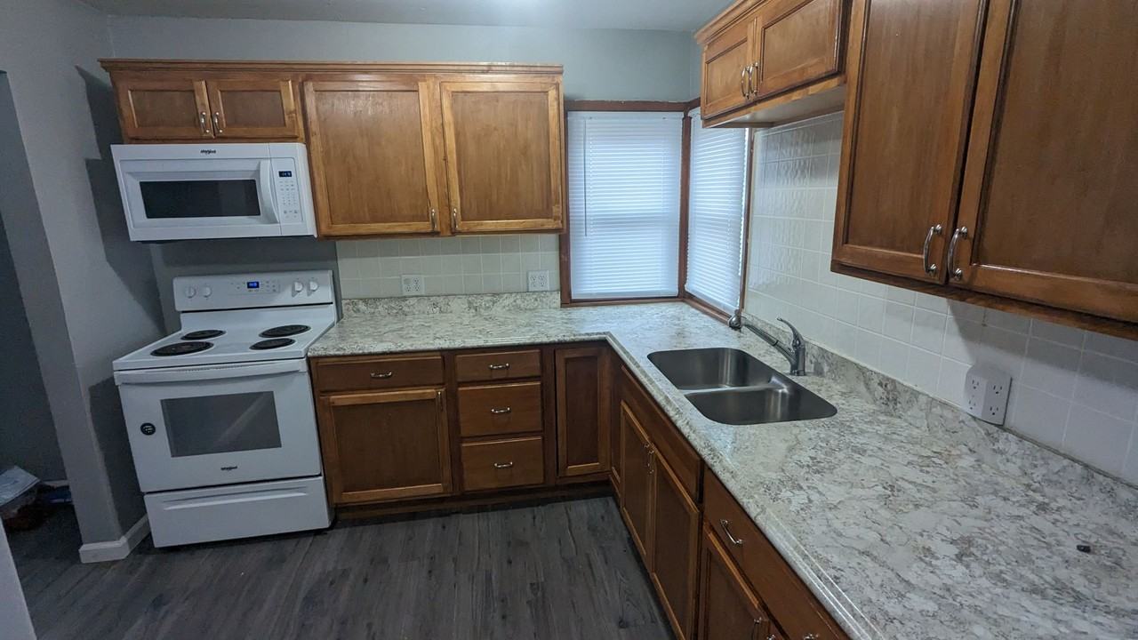 506 Lakeside St - Photo 2 of 15