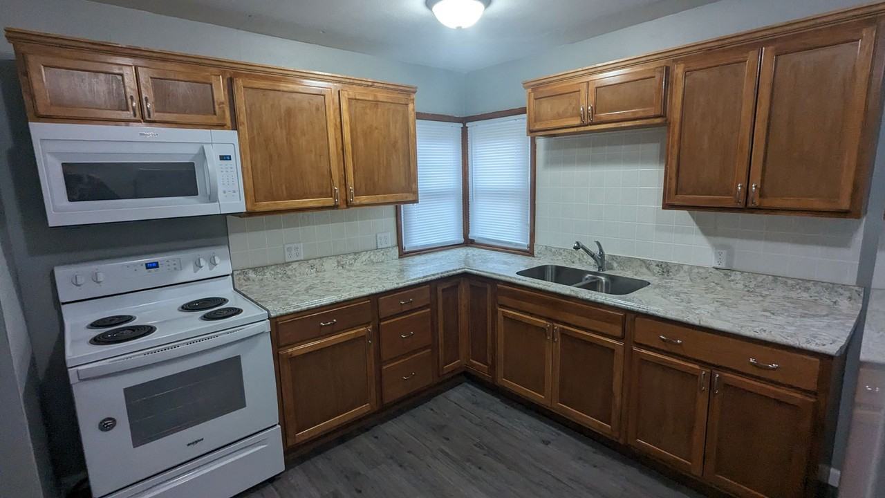 506 Lakeside St - Photo 3 of 15