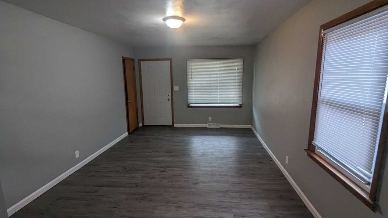 506 Lakeside St - Photo 5 of 15