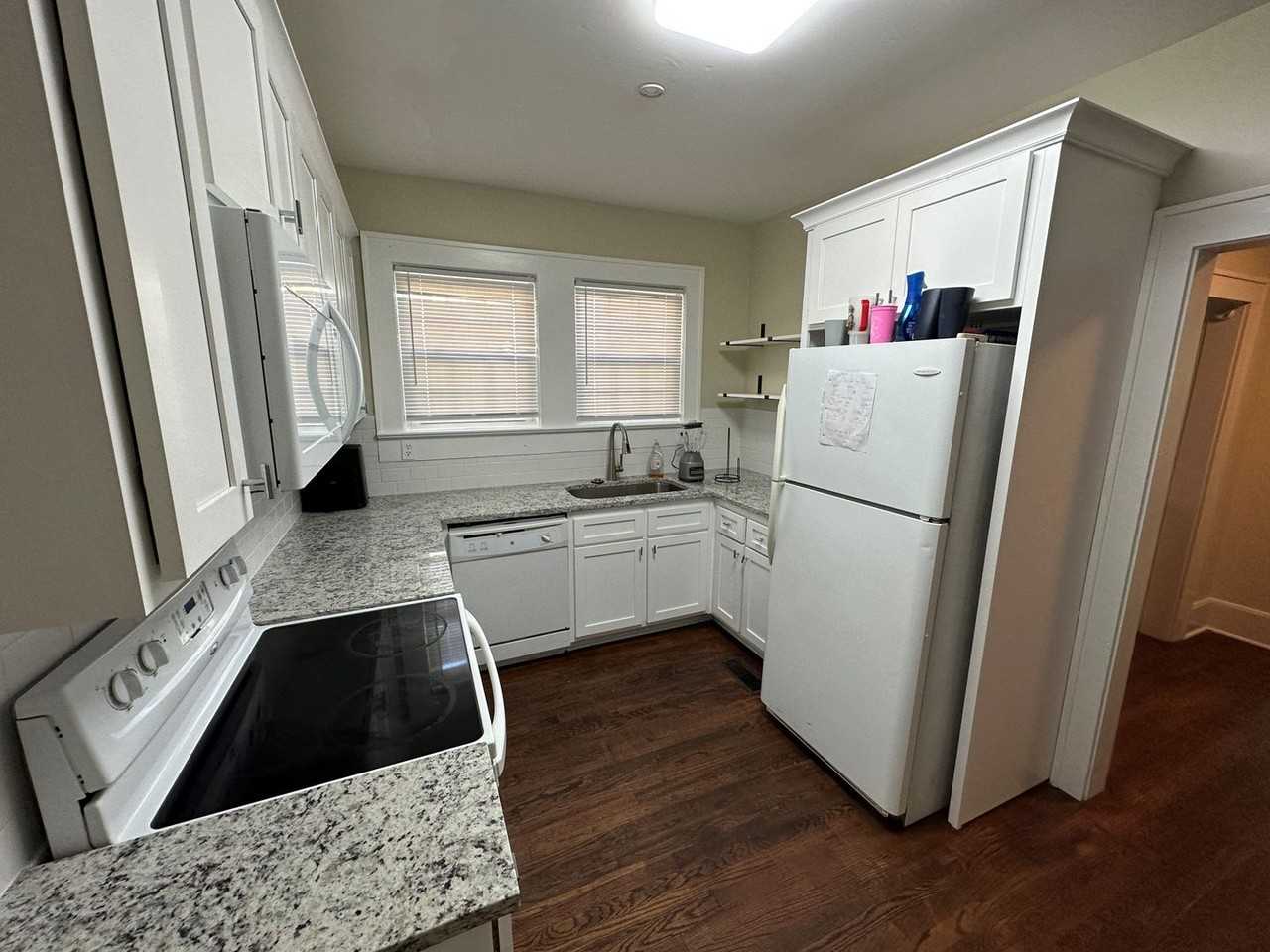 804 12th St - Photo 4 of 7