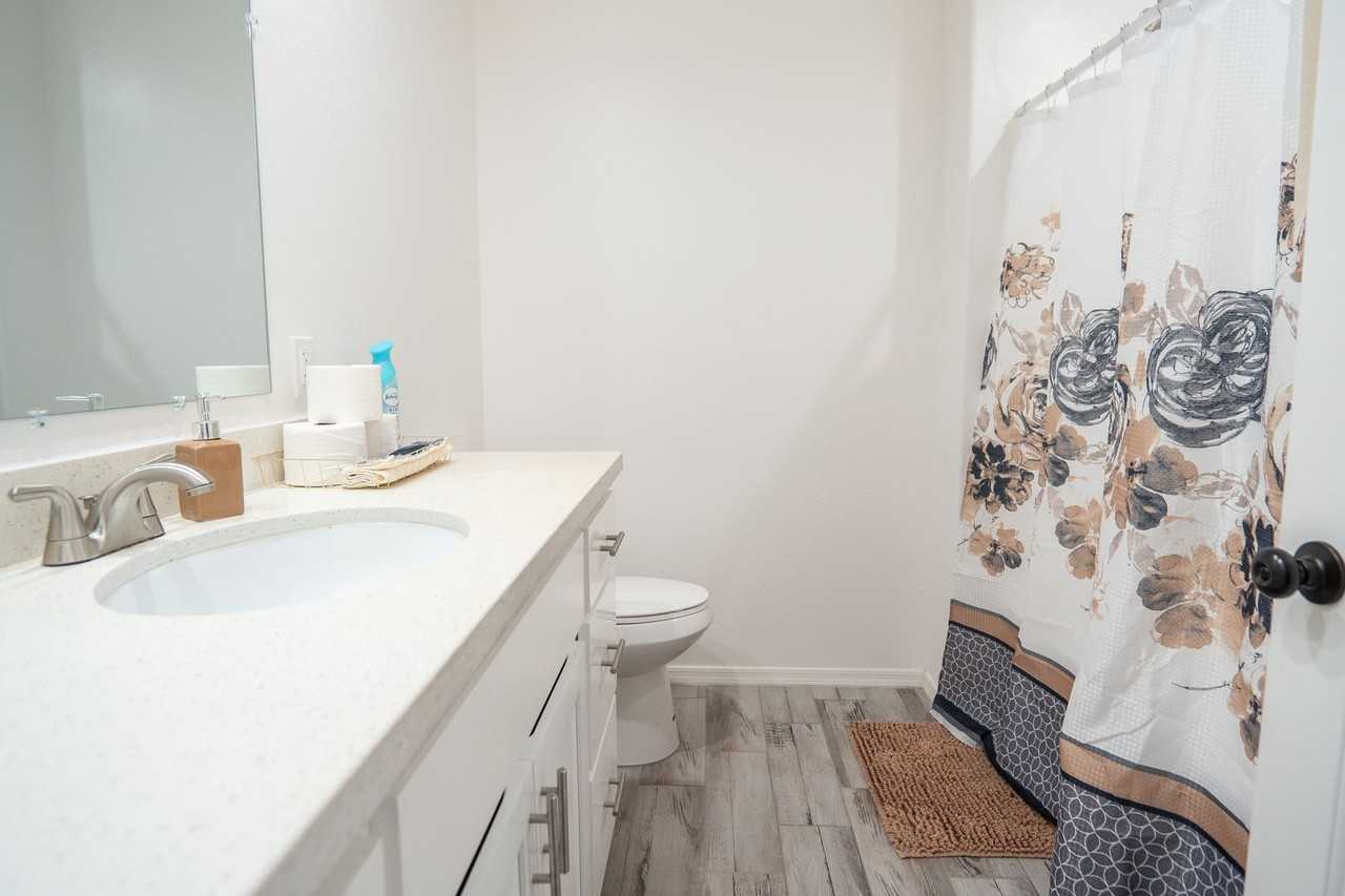 2231 E 14th St - Photo 5 of 17