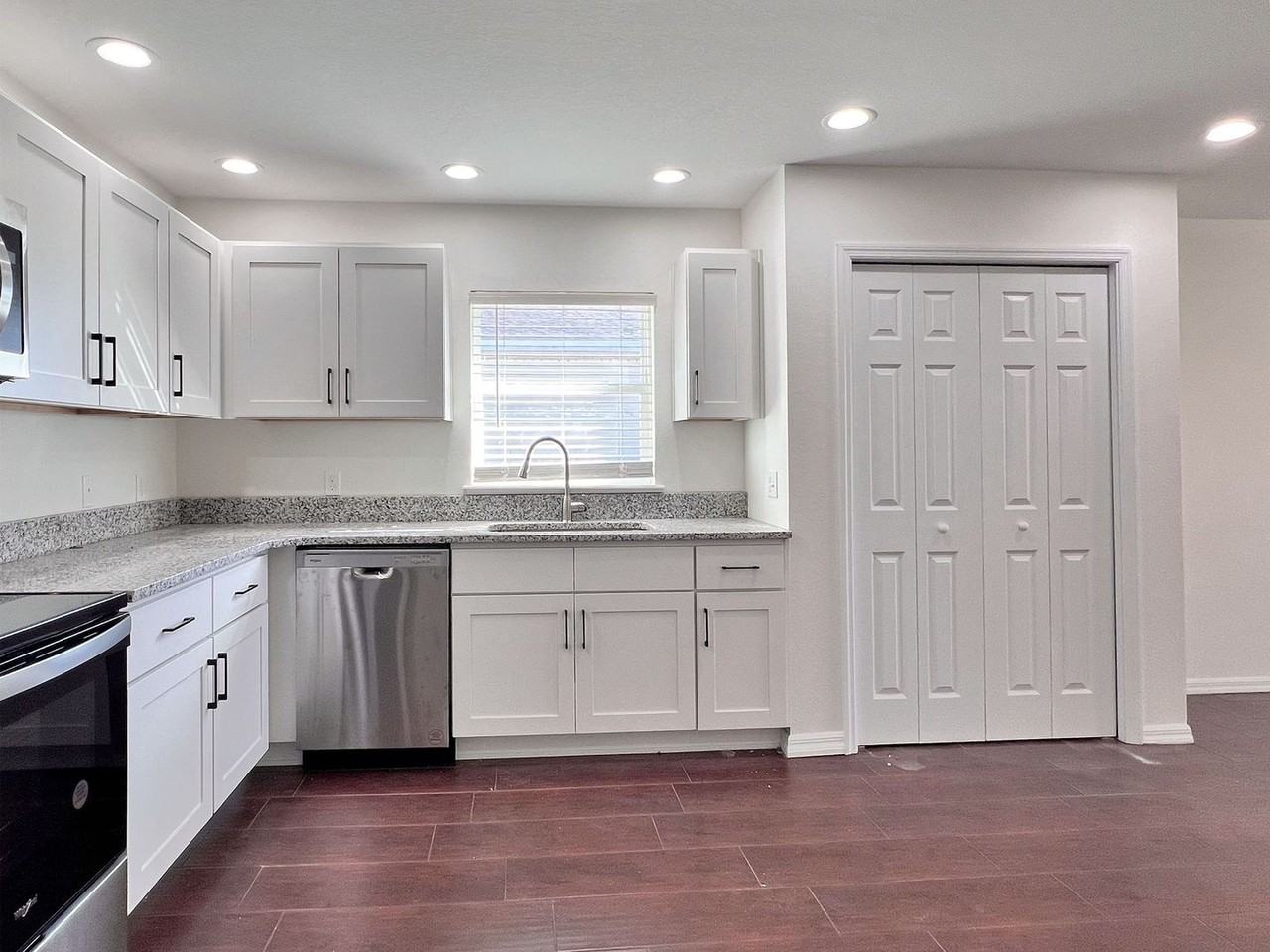 287 W Hampton St - Photo 2 of 21