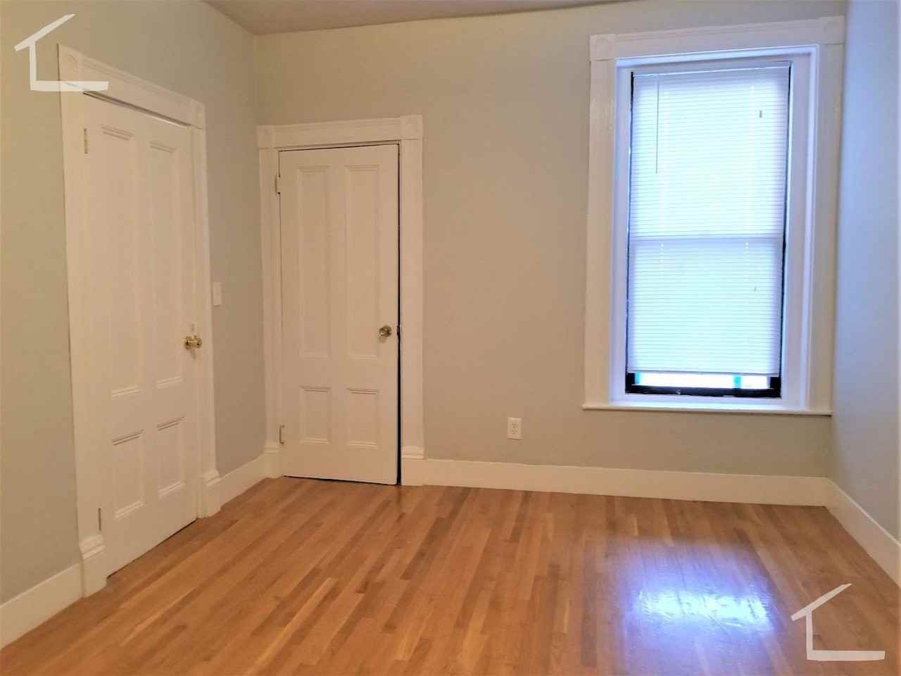 305 Washington St - Photo 4 of 9