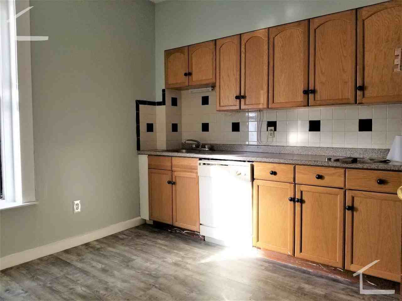 305 Washington St - Photo 6 of 9