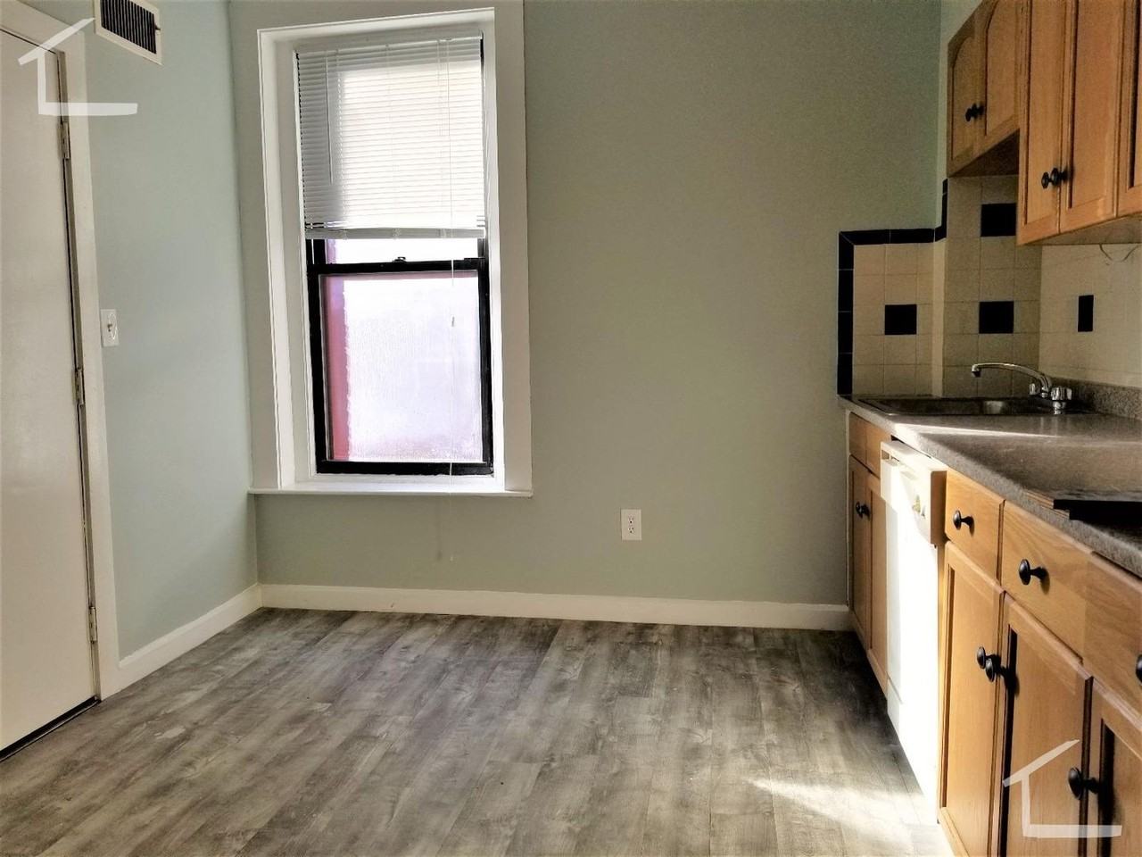 305 Washington St - Photo 7 of 9