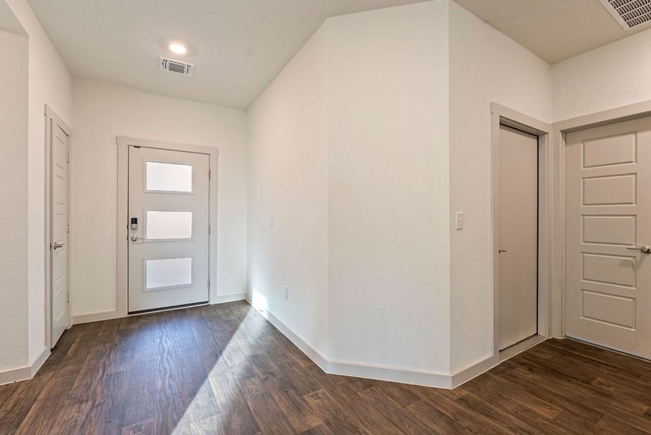 2925 Egan Dr - Photo 3 of 20