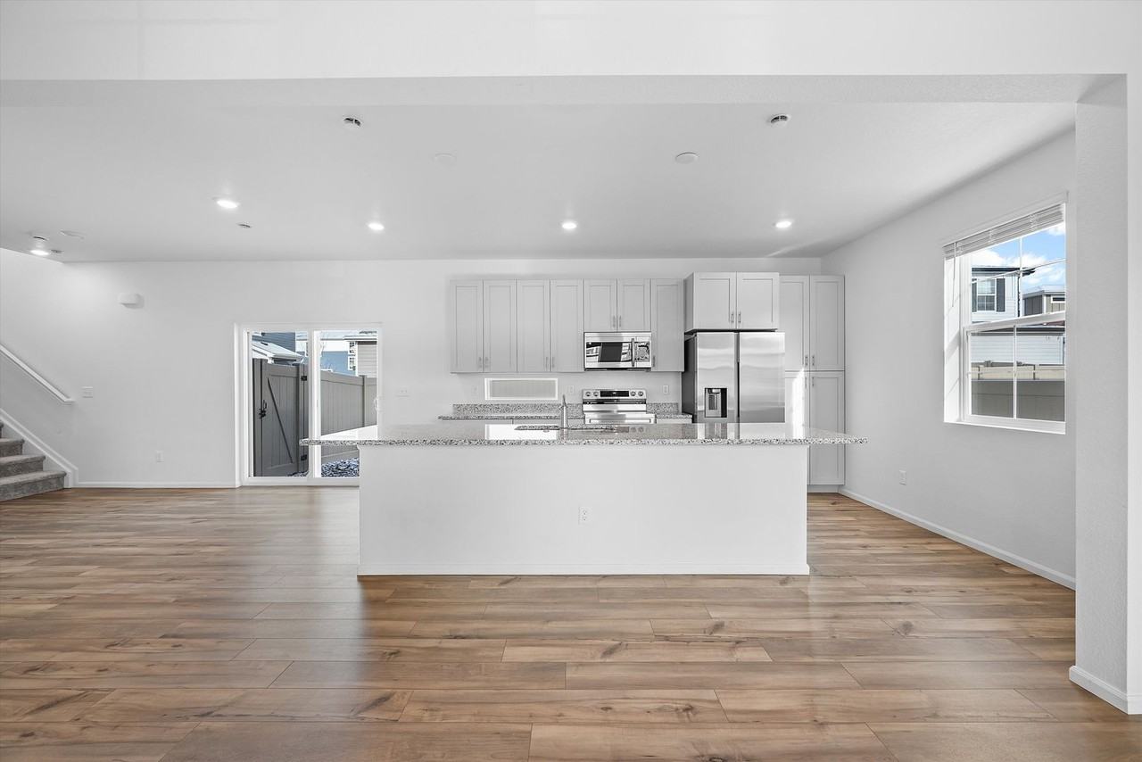 22293 E 38th Pl - Photo 4 of 15