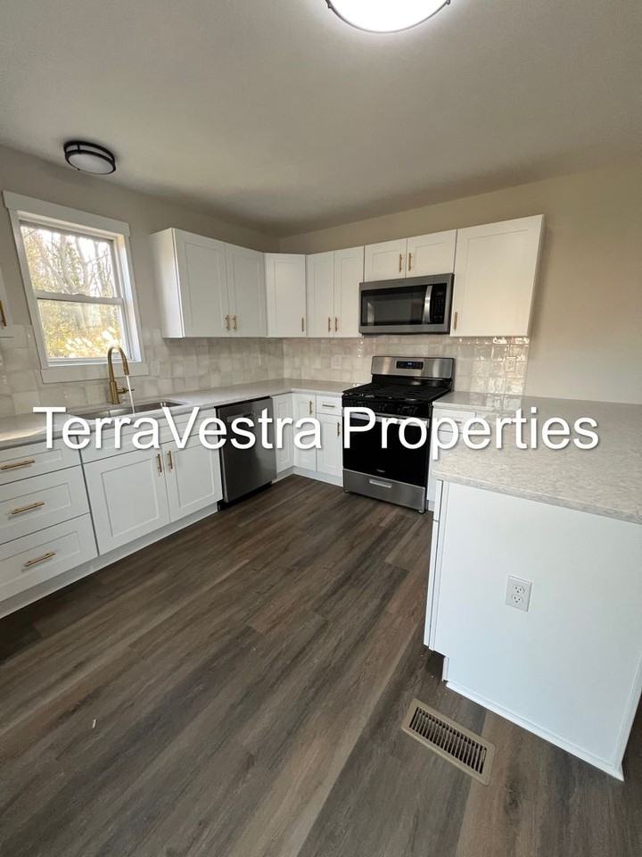 100 Jerrys Ave - Photo 2 of 17