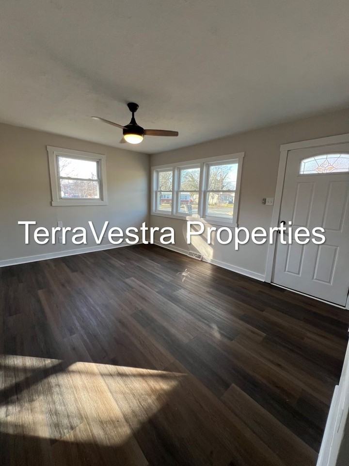 100 Jerrys Ave - Photo 3 of 17