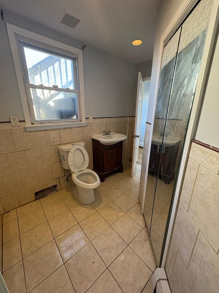 451 Alden St - Photo 4 of 4