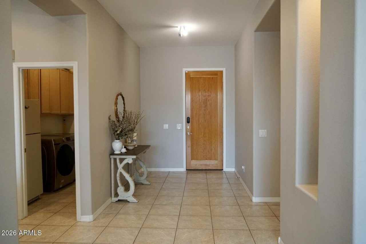 571 W Locust Dr - Photo 4 of 50