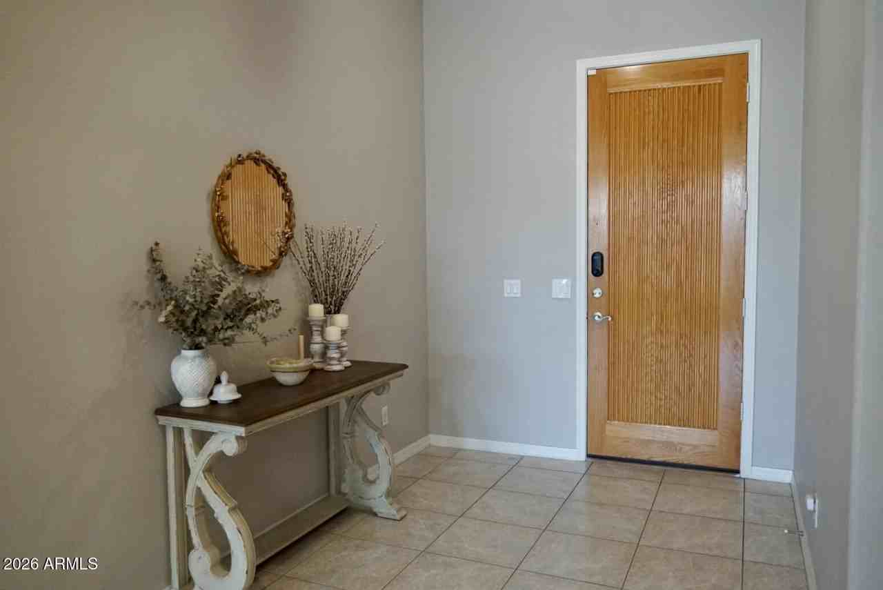 571 W Locust Dr - Photo 5 of 50