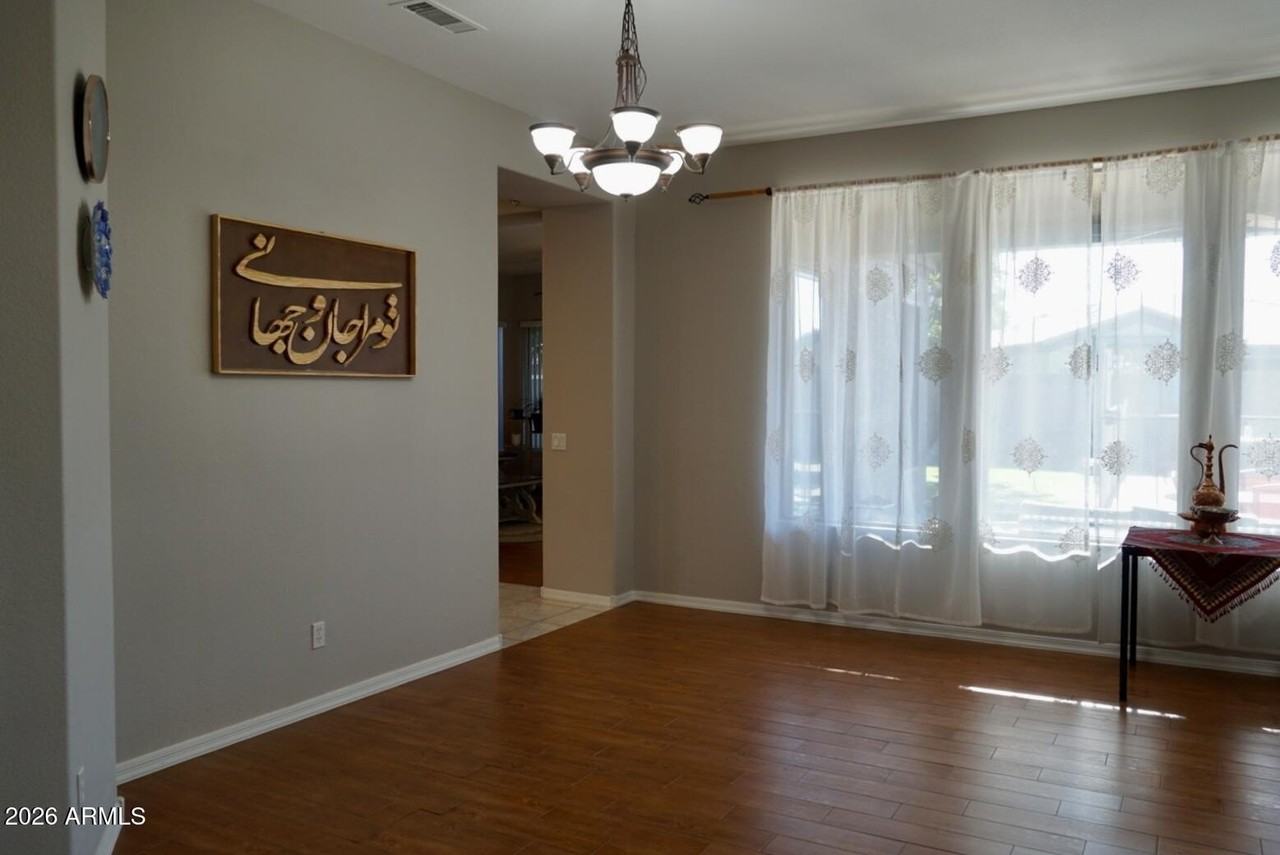 571 W Locust Dr - Photo 6 of 50