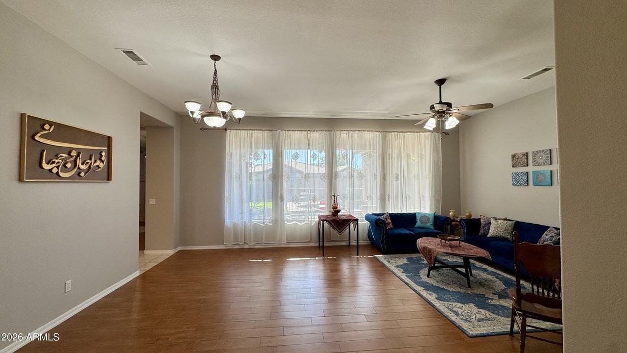 571 W Locust Dr - Photo 7 of 50