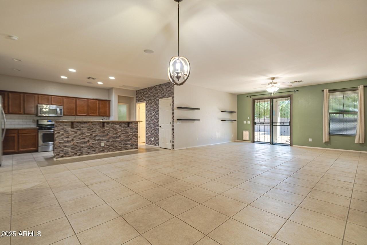 18433 W Sunnyslope Ln - Photo 6 of 27