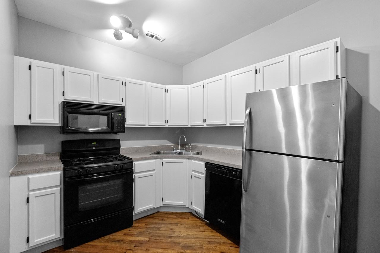 2313 W Mclean Ave #1W - Photo 2 of 10