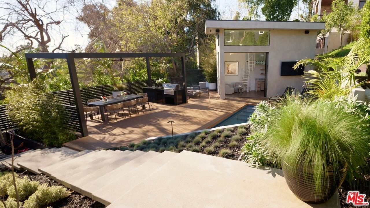 2309 Hollyridge Dr - Photo 2 of 20