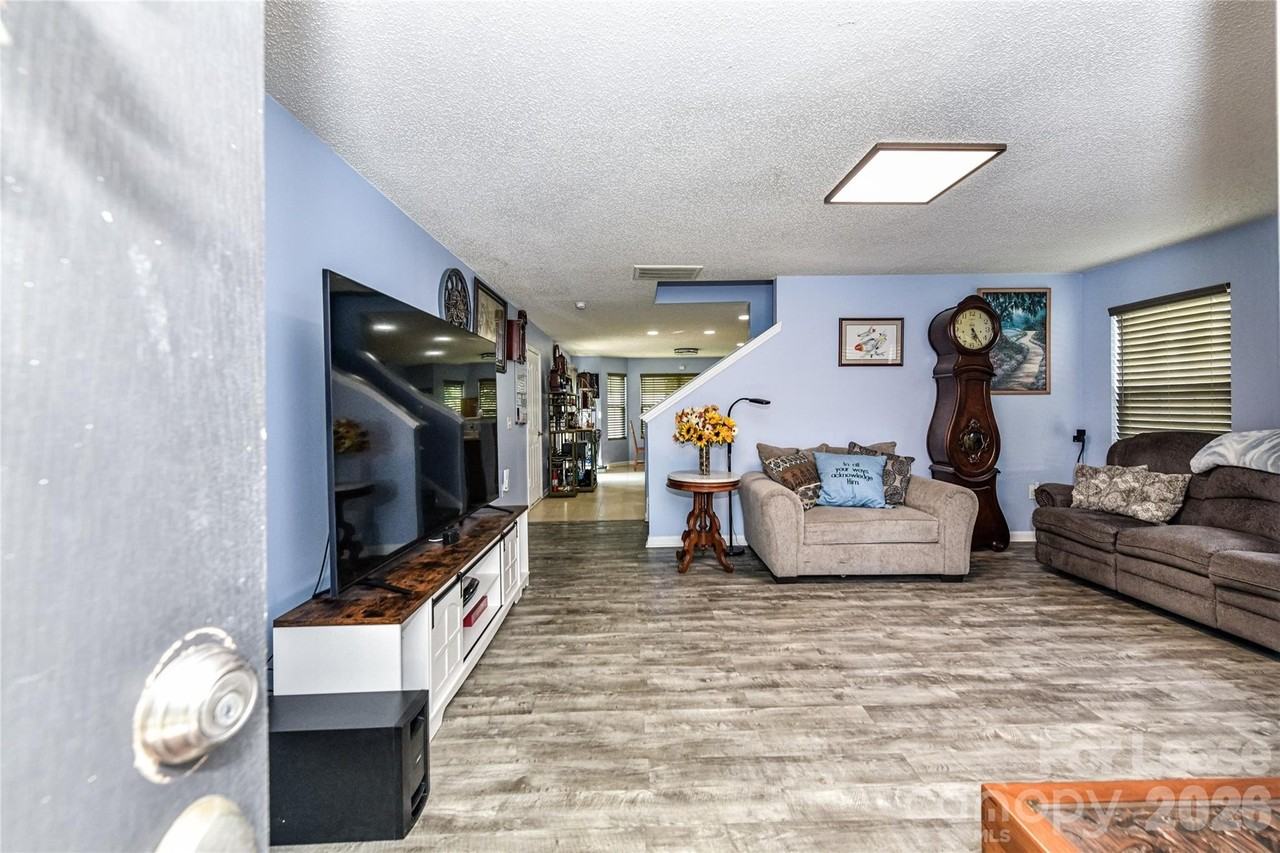 4419 Red Hook Rd - Photo 2 of 35