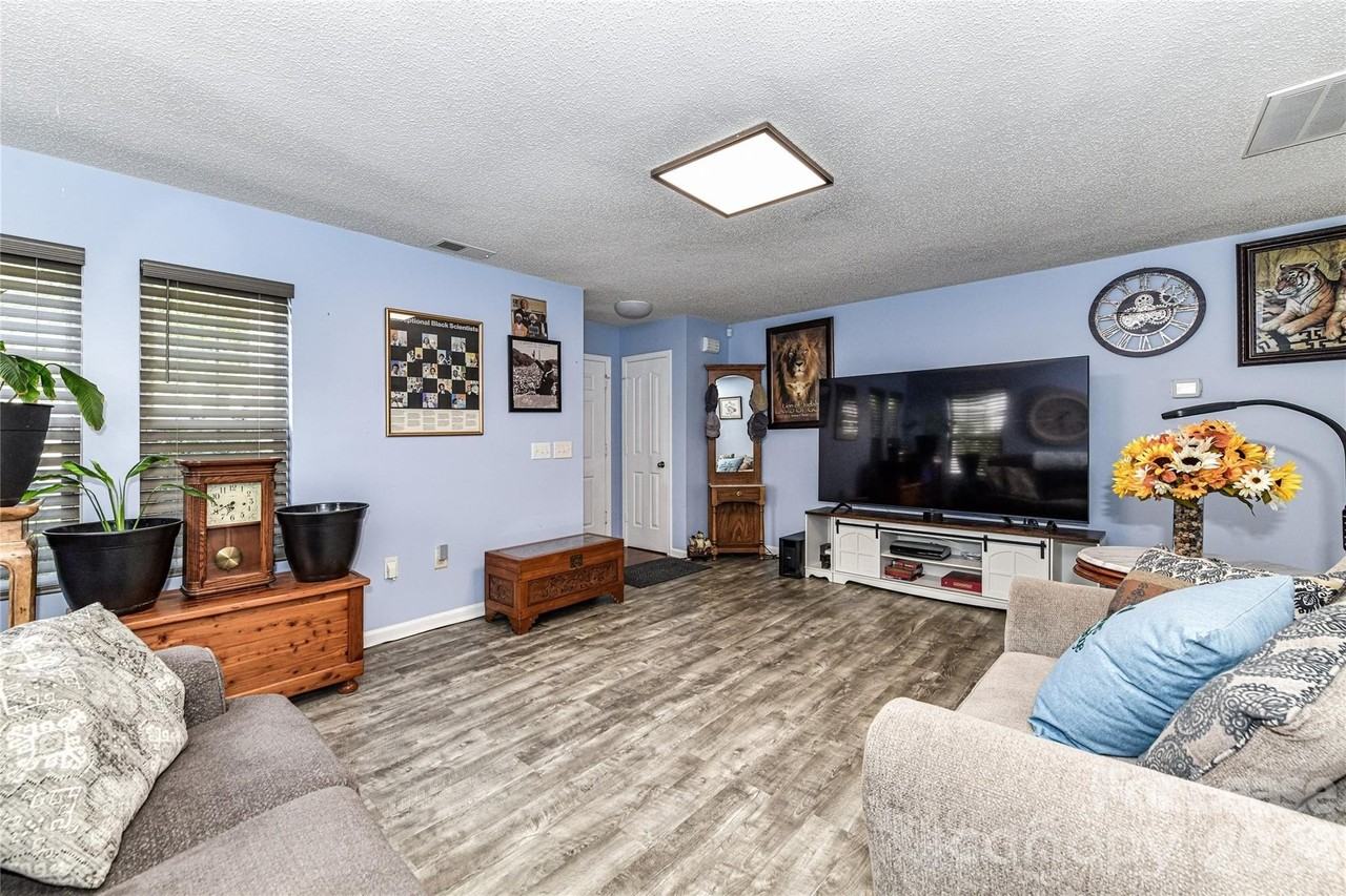 4419 Red Hook Rd - Photo 5 of 35