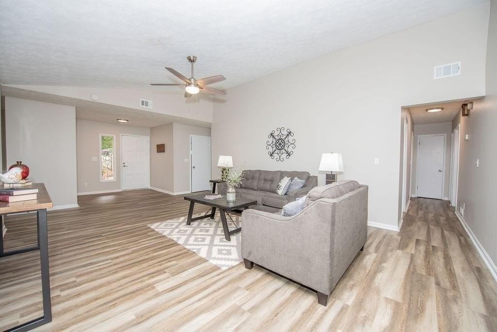 180 Crabtree Dr W - Photo 3 of 25