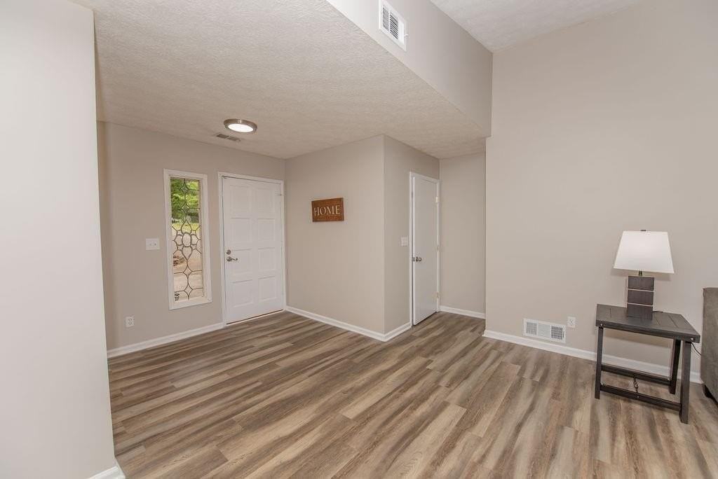 180 Crabtree Dr W - Photo 4 of 25