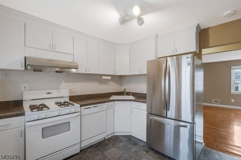 11 Dartmouth Ave #4B - Photo 3 of 23