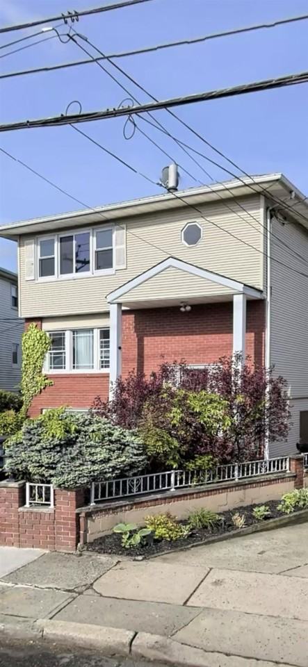 43 Colonial Dr #1 - Photo 2 of 9