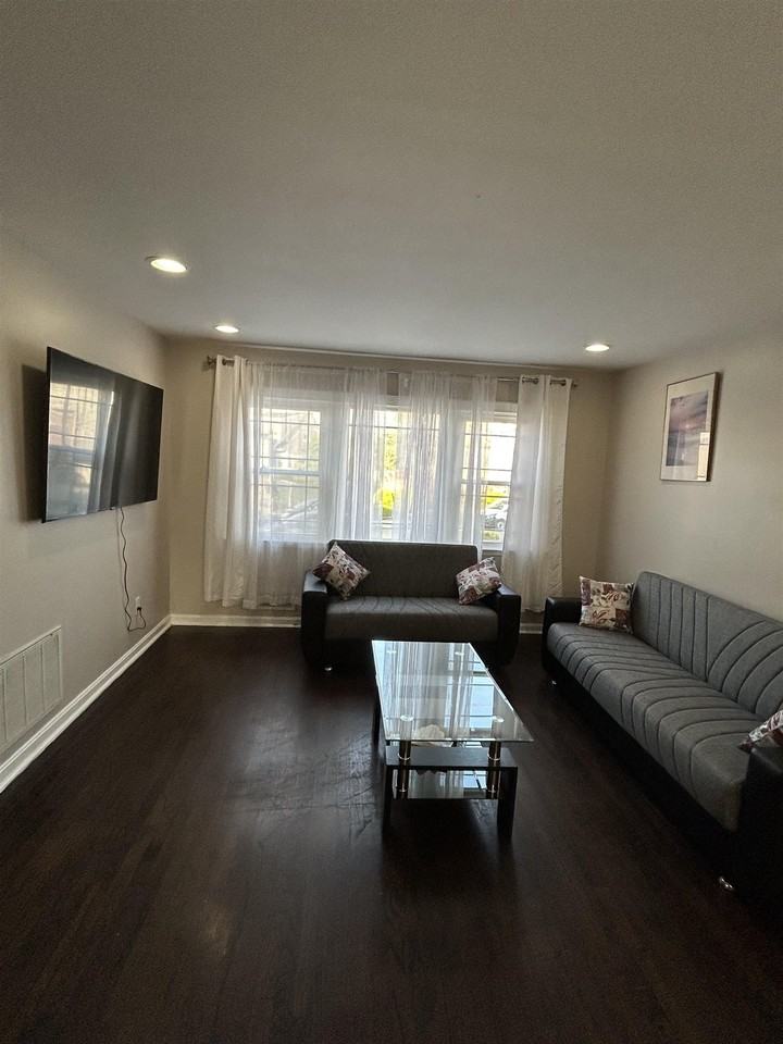 43 Colonial Dr #1 - Photo 4 of 9