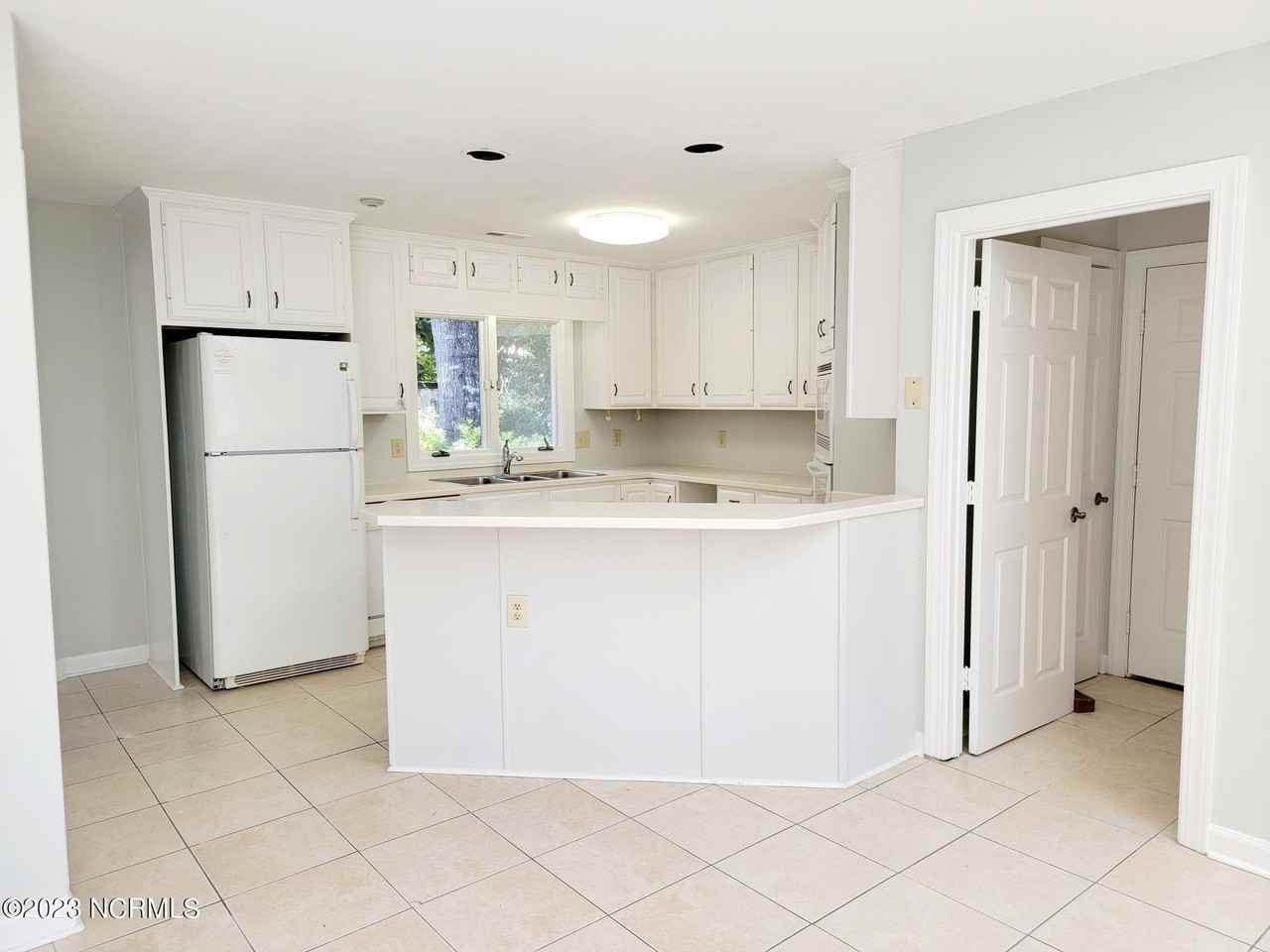 1811 Prestwick Close - Photo 3 of 25