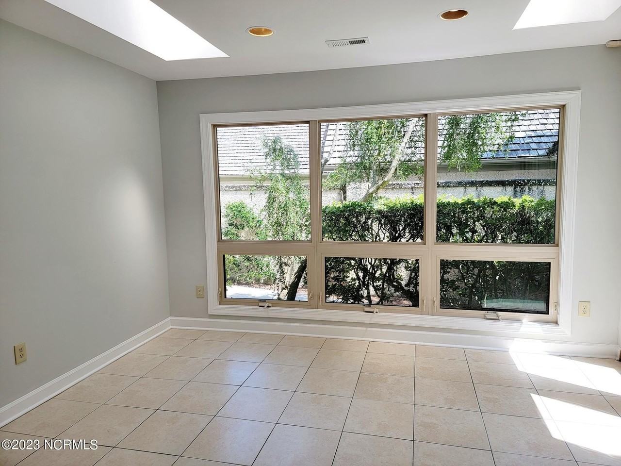 1811 Prestwick Close - Photo 5 of 25