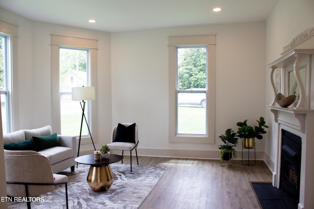 570 Monroe St - Photo 5 of 23