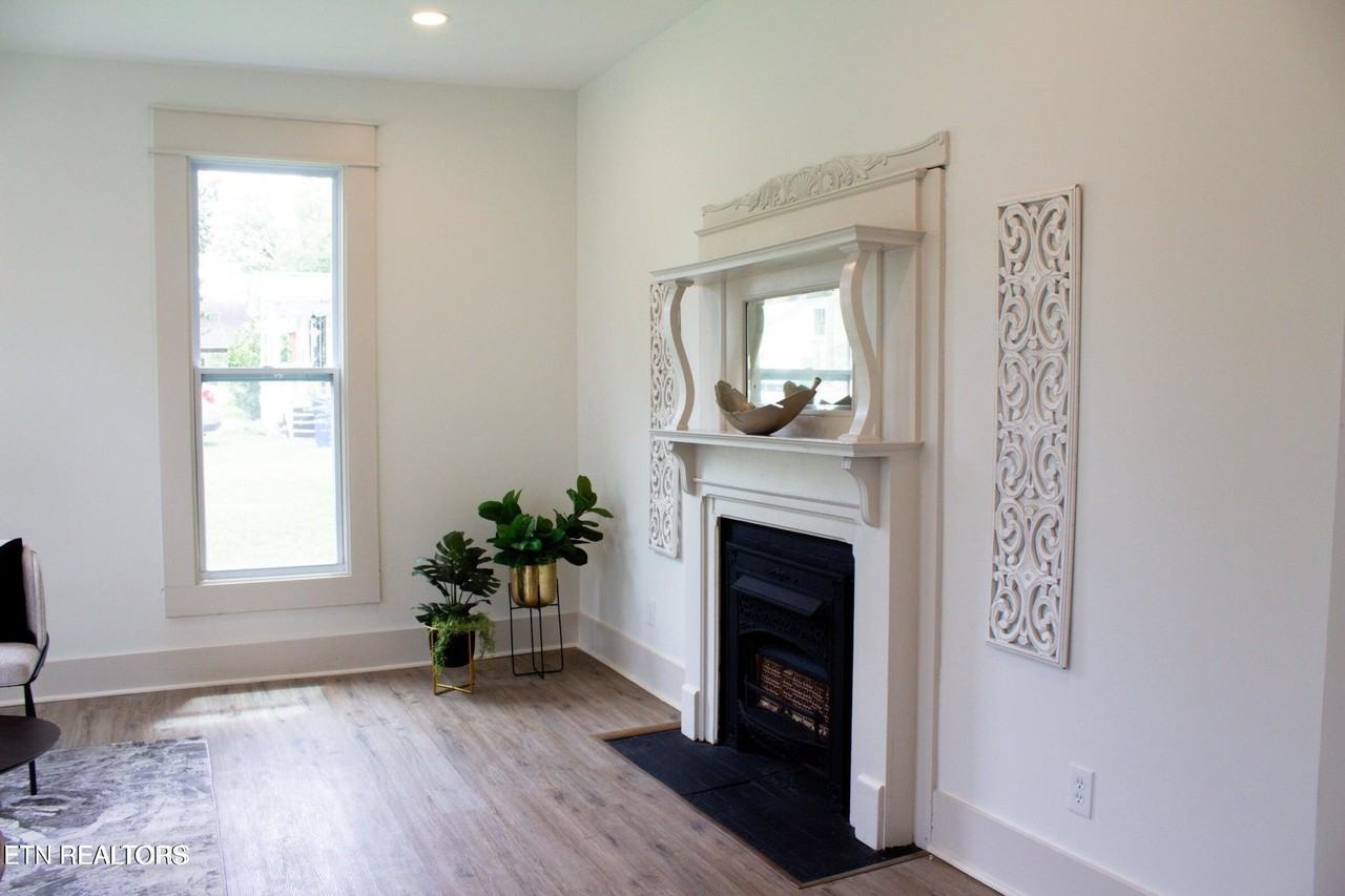 570 Monroe St - Photo 6 of 23