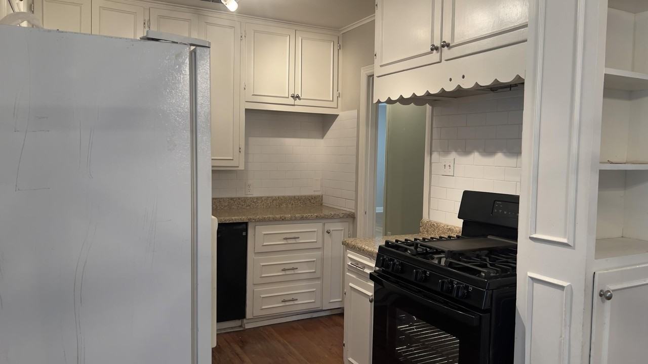 2714 29th St - Photo 2 of 12