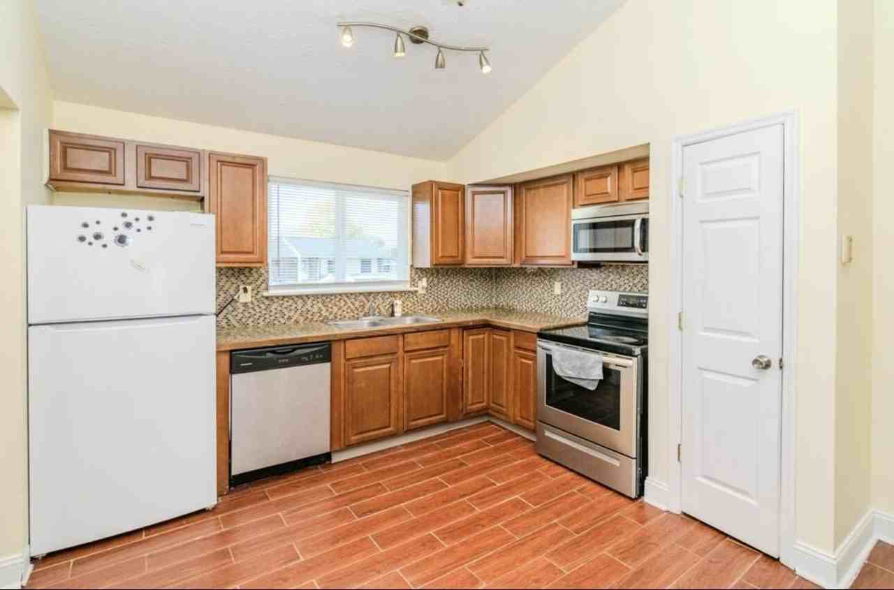 3829 Niagara Dr - Photo 3 of 13