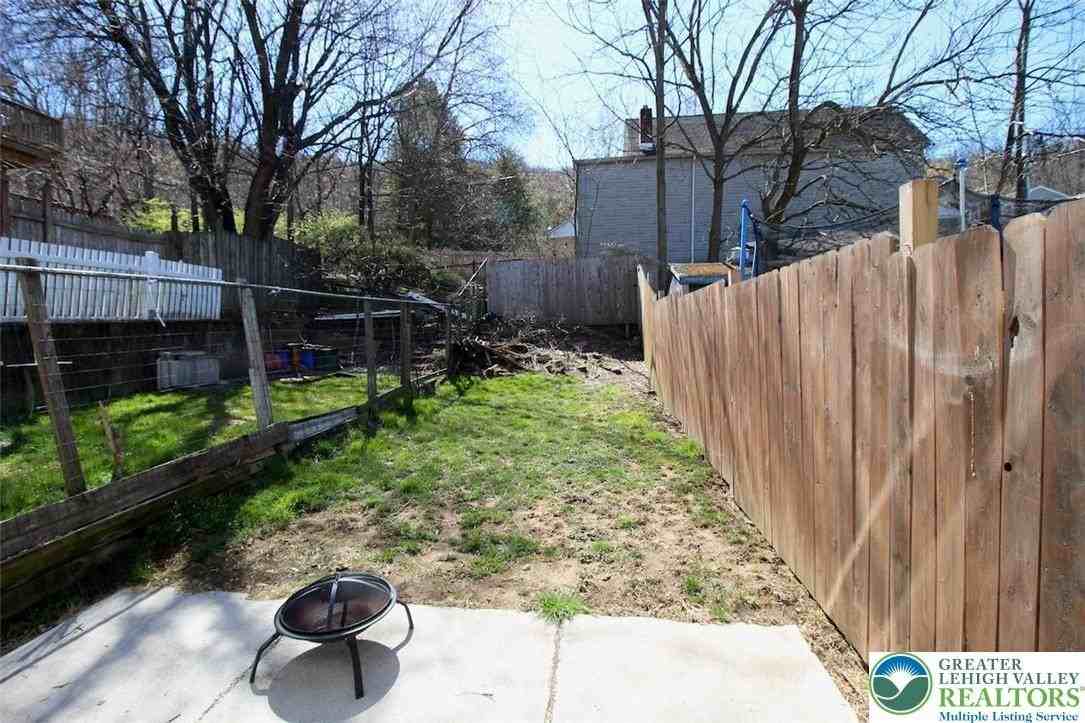 822 E 8th St - Photo 3 of 16