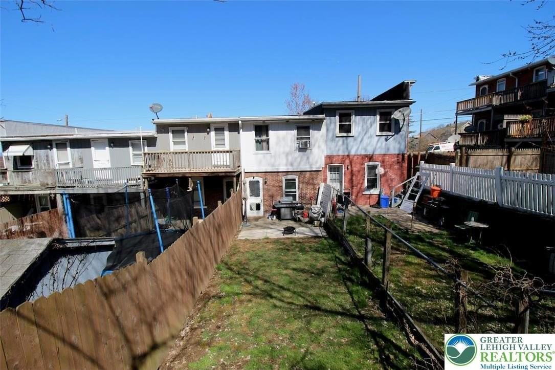 822 E 8th St - Photo 4 of 16