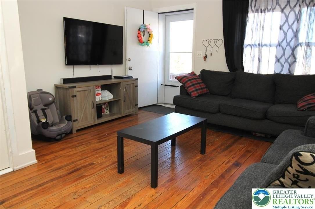 822 E 8th St - Photo 5 of 16