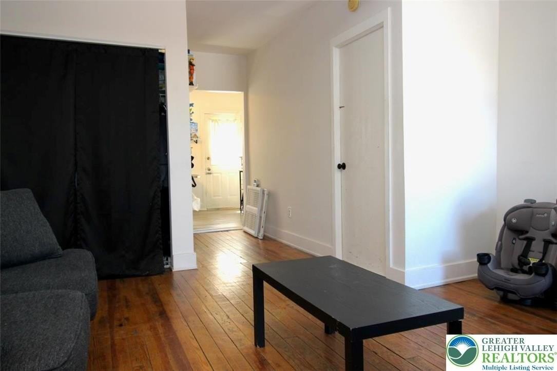 822 E 8th St - Photo 7 of 16