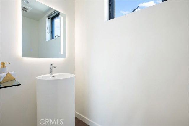 823 N North Fuller Avenue #E - Photo 2 of 8