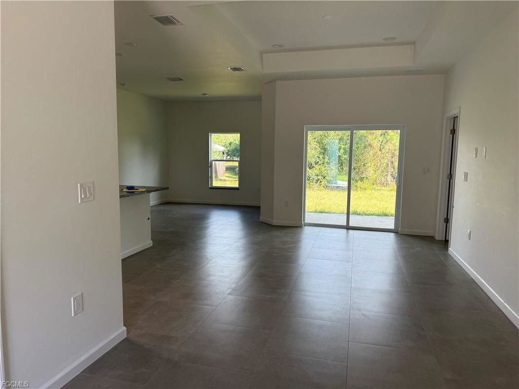 1046 Marshall Ave S - Photo 4 of 8