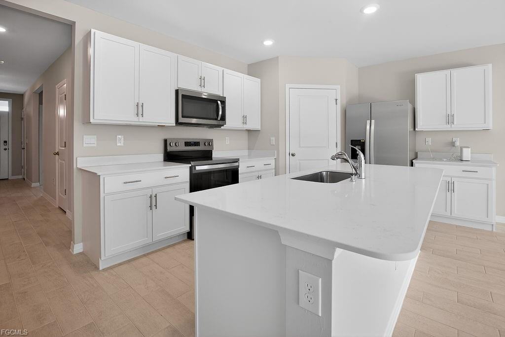 553 Kingsbury Ln - Photo 3 of 8