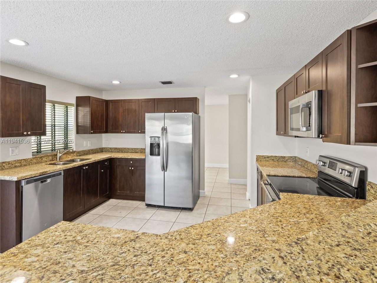 5153 Nw 113th Ave - Photo 4 of 44