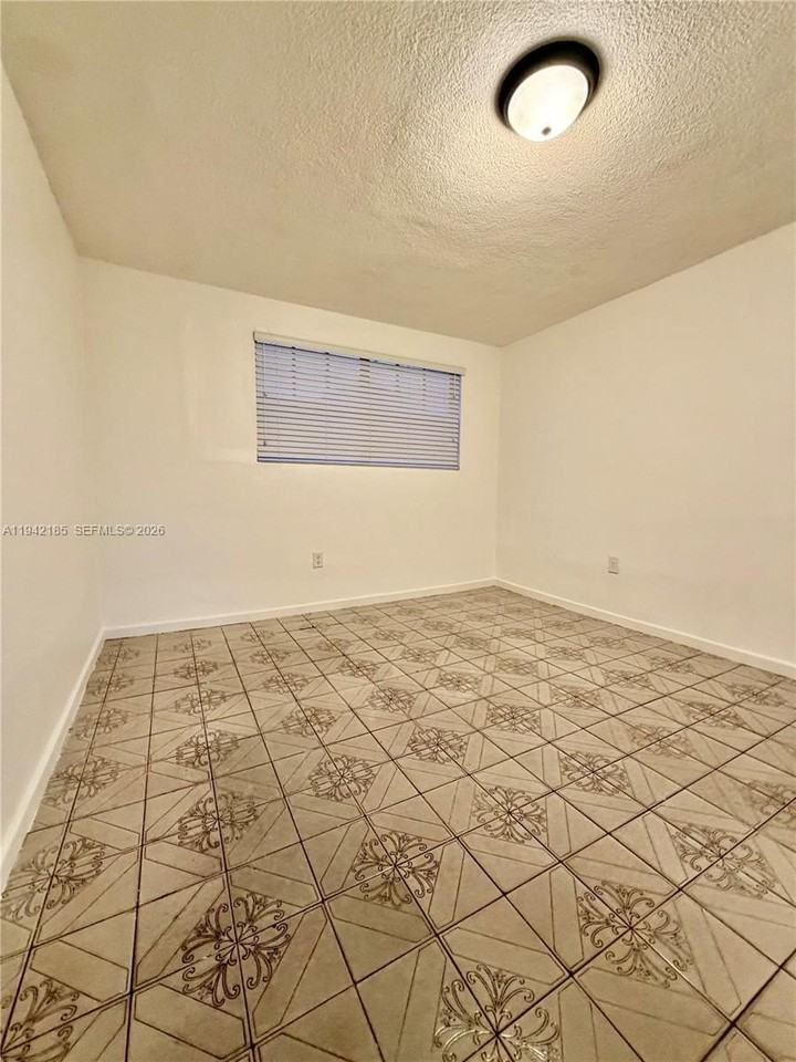 958 E 21st St #0 - Photo 5 of 16