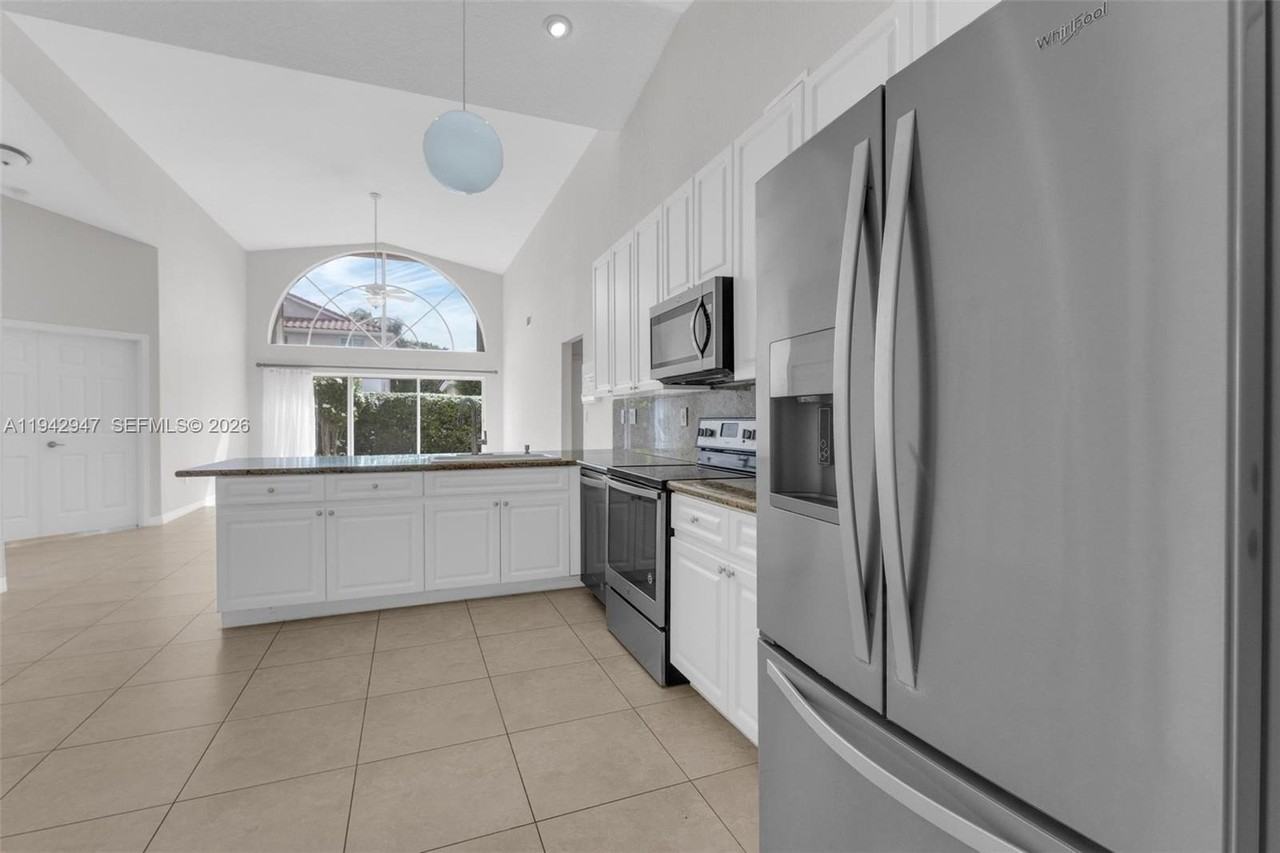 10635 Nw 54th St - Photo 2 of 43